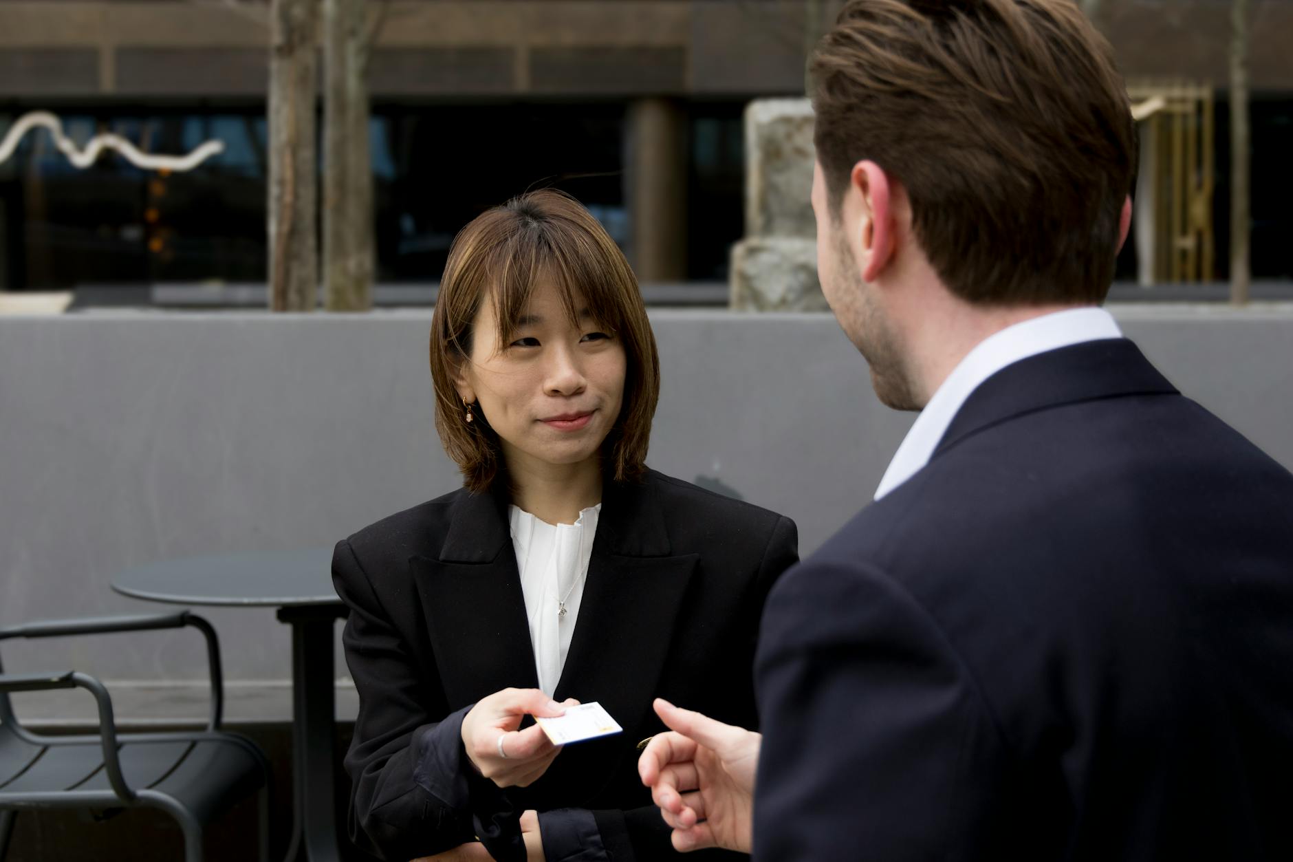7 Things Your Real Estate Business Card Should Include to Stand Out